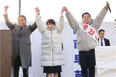 日本首相高市早苗30日在福岡縣為自民黨候選人助講，所到之處吸引爆滿人潮駐足聆聽演說。(X平台/@takaichi_sanae)