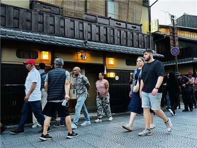 日本政府正評估修改外國人政策，根據日媒取得的意見書草案顯示，與外國人共生的部分，將提倡創設課程，供中長期居留的外國人學習日語及社會規範。圖為京都資料照。