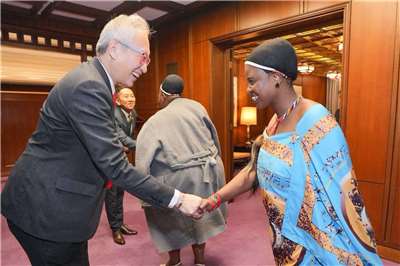 外交部政務次長吳志中22日晚間握手歡迎「史瓦帝尼王國中高階文官績效管理系統專班」團員外交暨國際合作部常務次長戴蘿蔻(Lomakhosi Dlamini)。(圖:外交部)