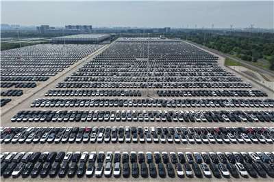 中國當局12日表示，針對中國電動車出口至歐洲一事，已經和歐盟達成協議，歐盟將對中國車商發布「最低定價」指南。圖為中國浙江杭州的長安福特杭州生產基地大批新車。(AFP)