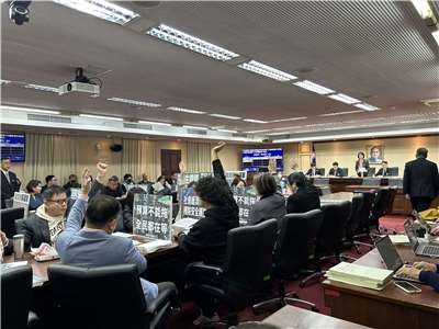 立法院程序委員會今天(20日)開會討論下次院會議程，民眾黨團建議依照議程草案處理，儘管民進黨團反對，但藍、白仍挾人數優勢，將議程草案提報院會處理，包括今年度中央政府總預算案、新台幣1.25兆元國防特別條例等案至今無法進入實質審查。(趙婉淳 攝)