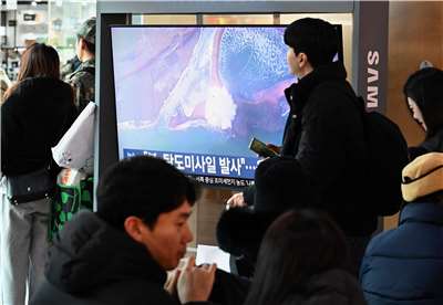 首爾火車站的電視4日播報北韓試射飛彈的新聞。