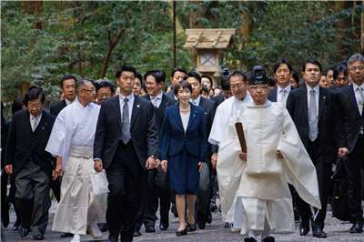日本首相高市早苗5日率領內閣成員到伊勢神宮參拜。(X@takaichi_sanae)