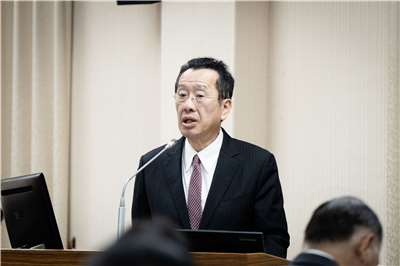 國防部長顧立雄12日在立法院表示，由於受實戰化訓練、恢復一年期義務役及教召延長等引響，國軍年彈藥消耗量爆增，因此需採外購補充。(楊仁翔 攝)