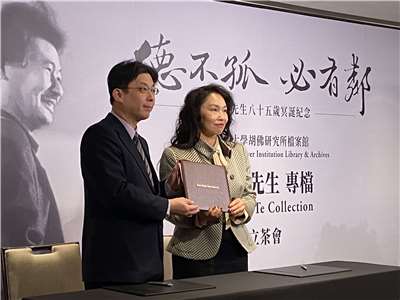 史丹佛大學胡佛研究所檔案館與施明德文化基金會15日舉辦「施明德先生專檔」 成立茶會暨合作簽署儀式，胡佛檔案館主任林孝庭(左)、施明德遺孀、施明德文化基金會董事長施陳嘉君(右)代表簽署並合影留念。(陳念宜 攝)