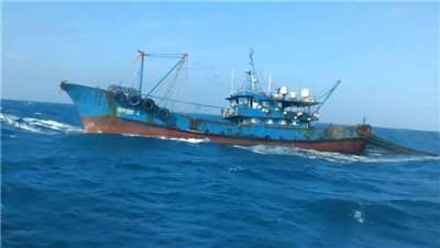 圖為在台灣海域越界捕魚的中國漁船資料照。（台中海巡隊提供）