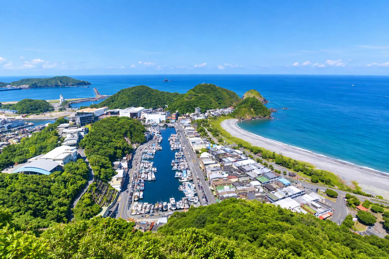 宜蘭南澳漁港依山傍海，漁船整齊停泊港灣，碧海藍天與翠綠山巒相互輝映，展現東北角海岸的迷人風光。