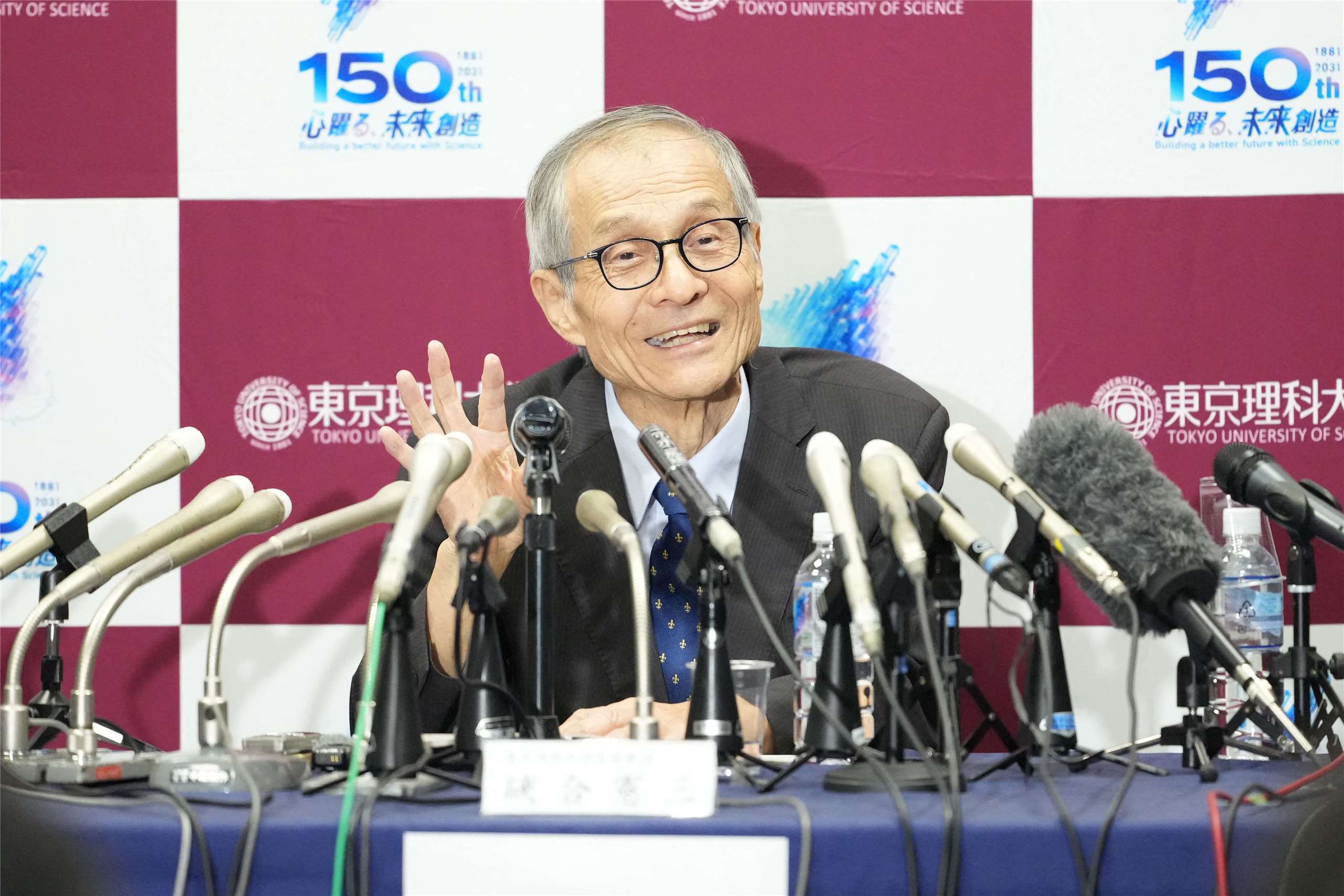 日本學者硤合憲三榮獲2026諾貝爾化學獎，7日晚間出席在東京的記者會。