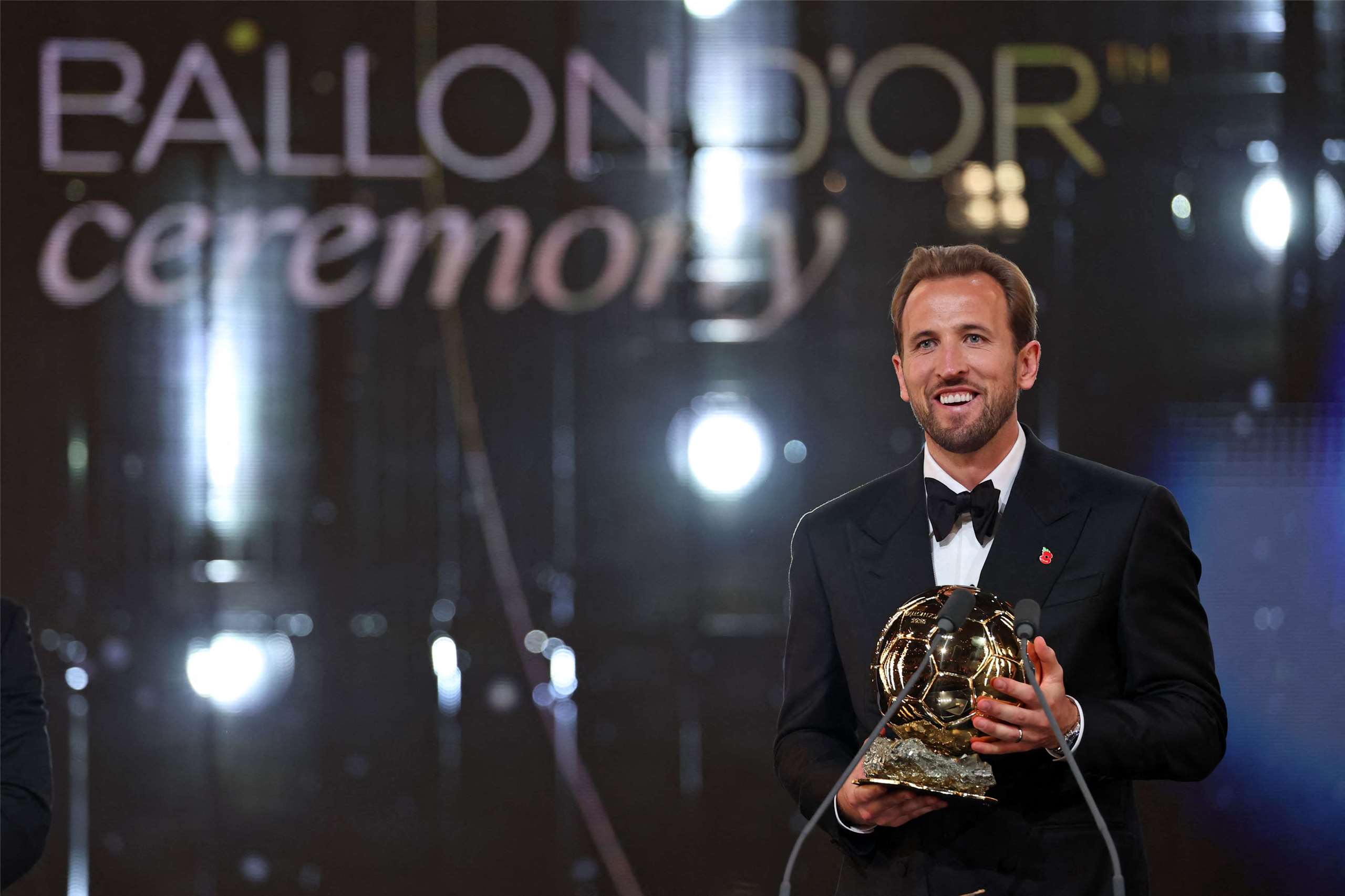 英格蘭男足球星凱恩(Harry Kane)26日拿下個人首座金球獎(Ballon d'Or)，他也是25年來首位贏得金球獎的英格蘭球員。