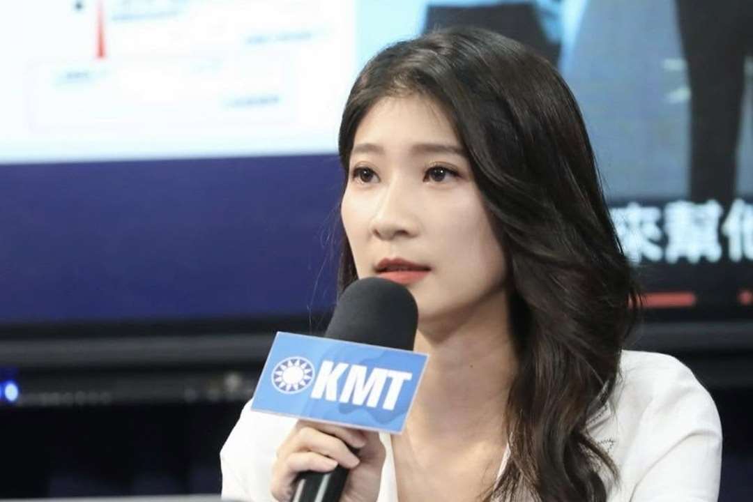 國民黨台北市議員參選人李明璇表示，民進黨政策轉彎只需要一秒鐘，台灣人民卻為此付出10年代價。(資料照/FB@李明璇)
