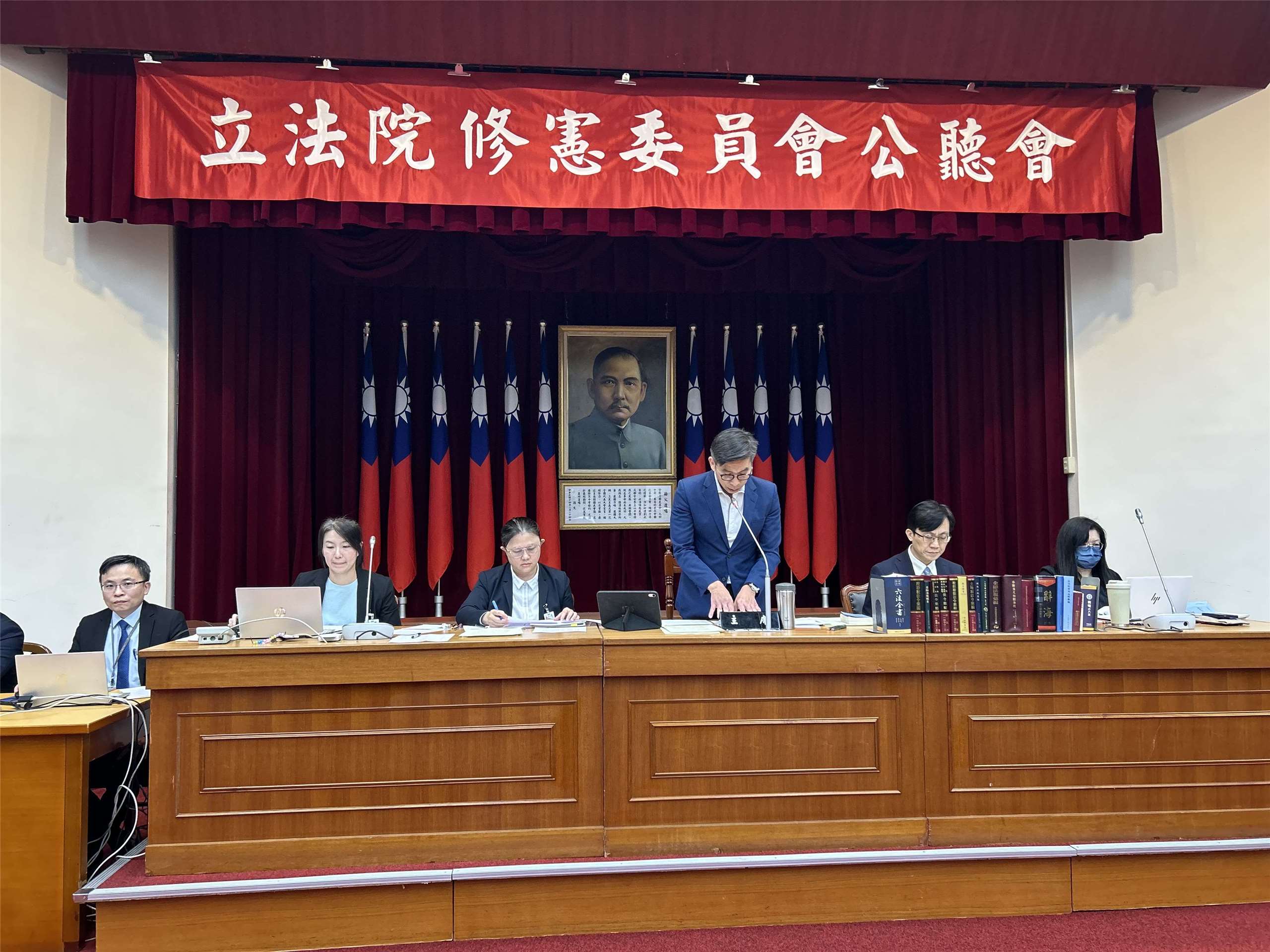 立法院修憲委員會今天(7日)召開公聽會，討論民進黨立委鍾佳濱等人提出的修憲案，引進「選舉人團」制度代表全體選舉人行駛修憲複決權的可行性。（趙婉淳 攝）