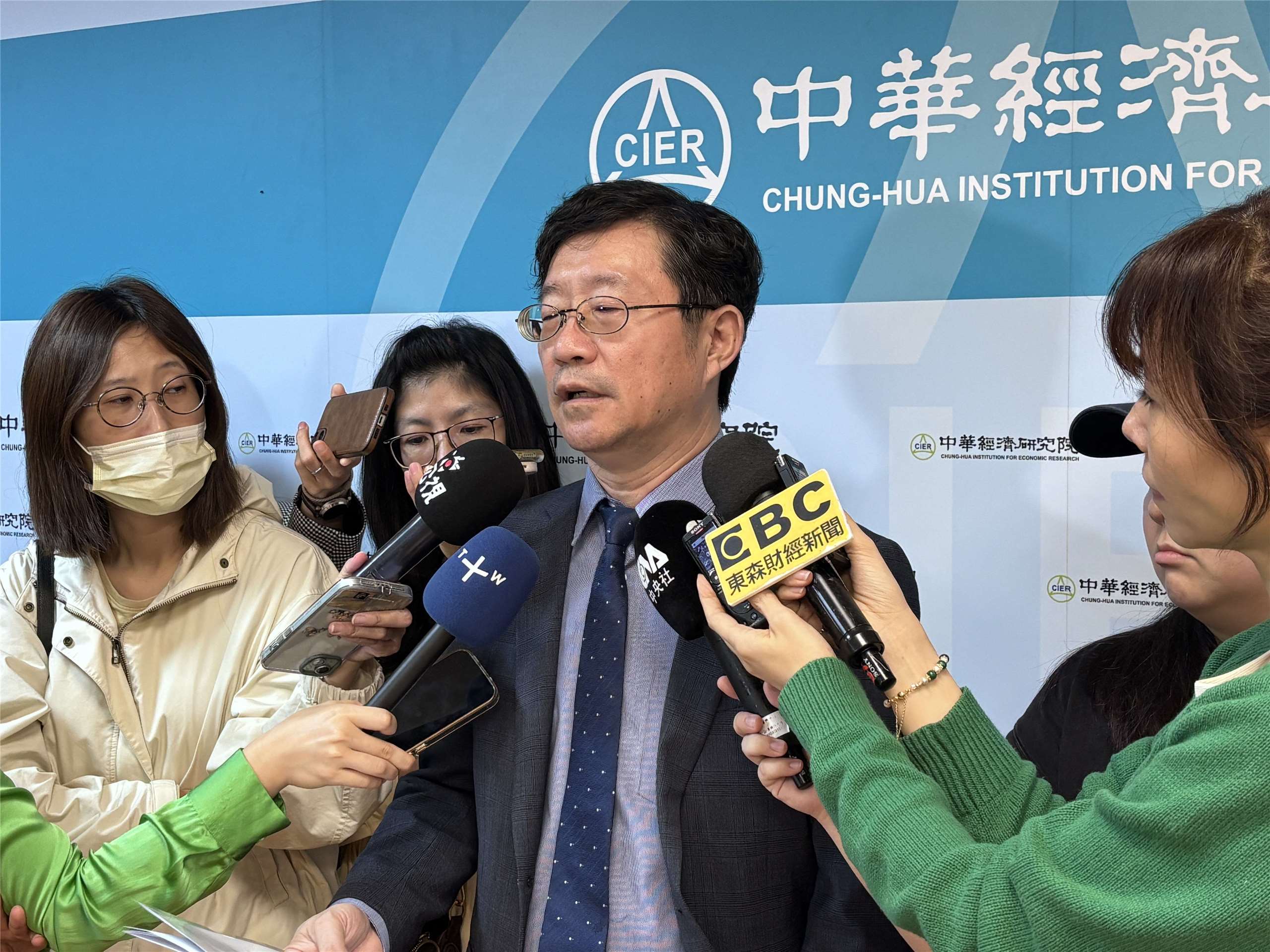 中華經濟研究院今天(16日)公布最新經濟預測，今年經濟成長率上修至12.16%，可望創下1988年以來新高。(楊文君攝)