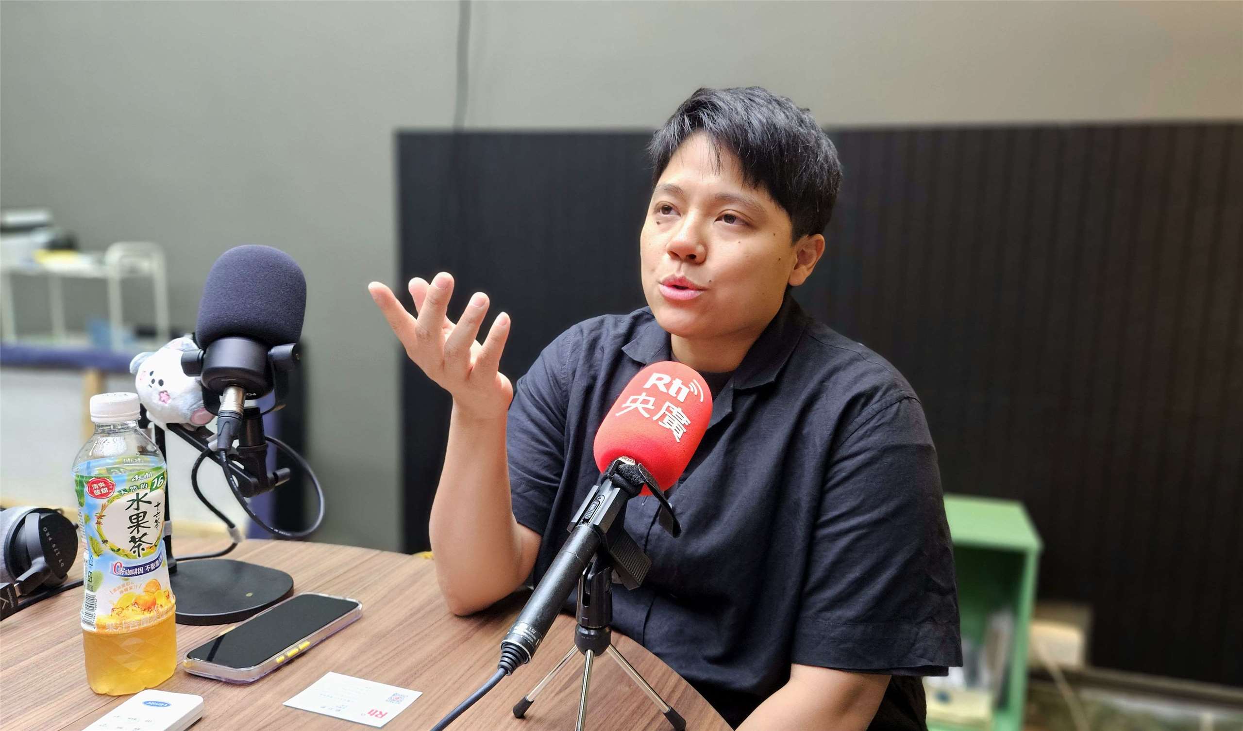 從木製手機殼創業失敗、數據分析師、協助印花樂募資，到創辦「敏迪選讀」，敏迪總在一次次轉彎中找到新的可能。(劉品希 攝)