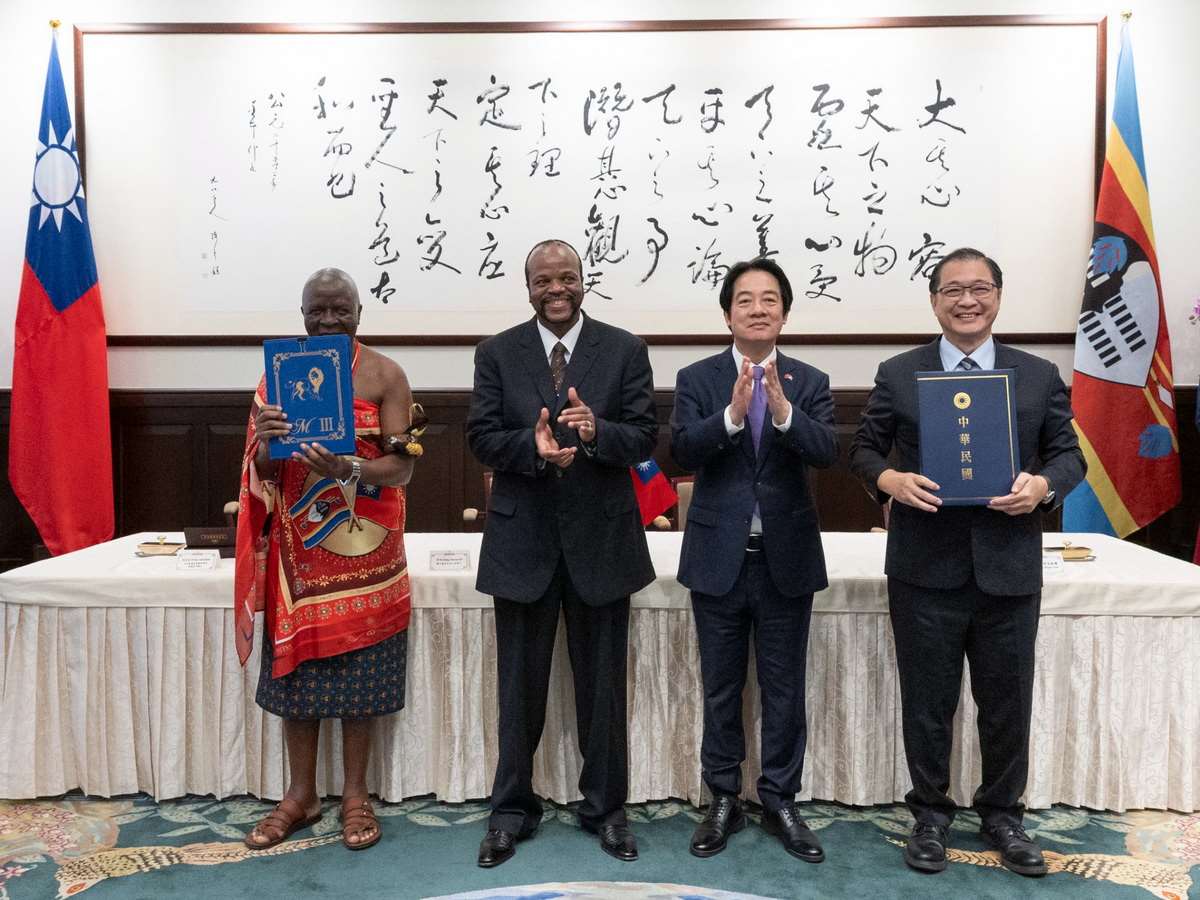 台灣與史瓦帝尼9日在賴清德總統及史王恩史瓦帝三世(Mswati III)見證下簽署刑事司法互助合作協定 (法務部提供)