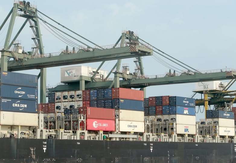 學者指出，與其說企業離開中國、轉往東南亞，實際上更是企業在重新設計自己的全球供應鏈，而東南亞是其中一個重要選項。圖為越南胡志明市西貢港貨櫃裝船。(美聯社/達志影像)