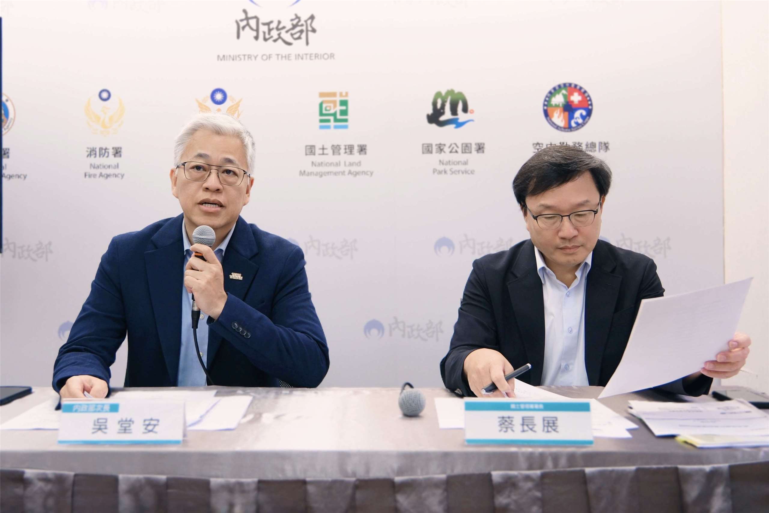 內政部常務次長吳堂安(左)22日於部務會報後舉行記者會，說明「老宅延壽計畫」辦理情形。右為內政部國土署長蔡長展。(圖：內政部)