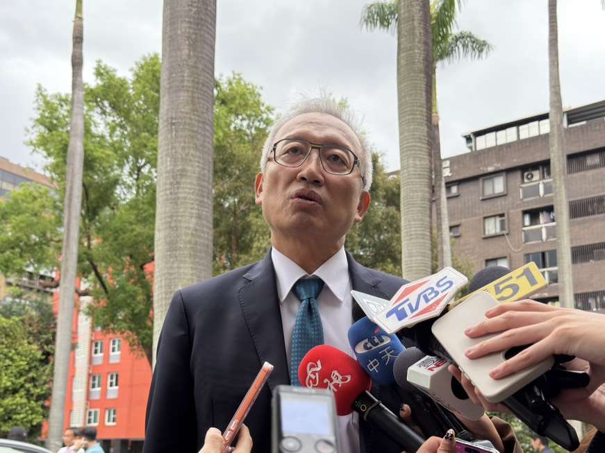 外交部政務次長吳志中6日下午到立法院施政總質詢前，接受媒體採訪。（趙婉淳 攝）