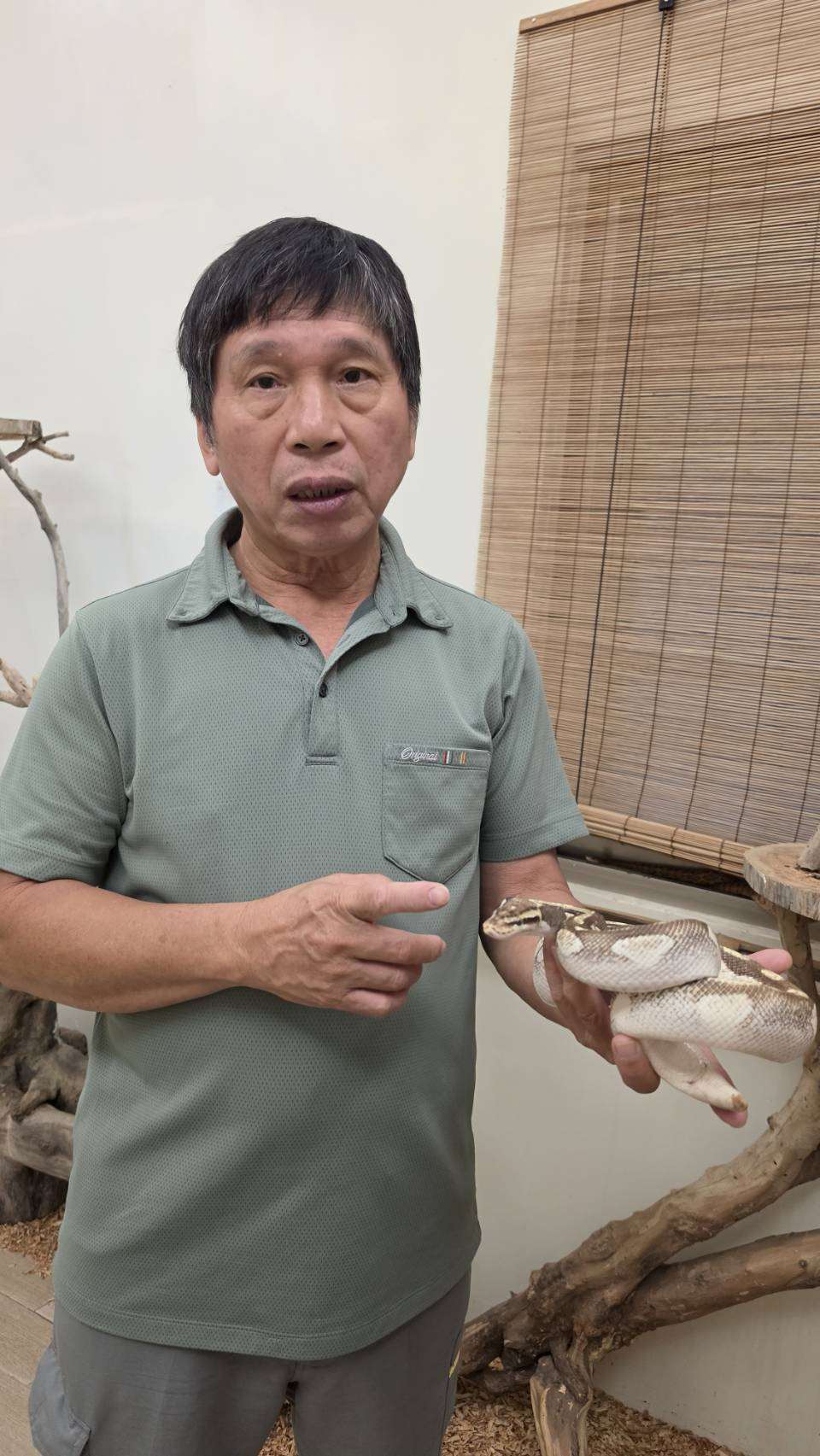 國際蛇類專家杜銘章老師因為愛蛇，退休後在台東開了一家「友蛇咖啡廳」。