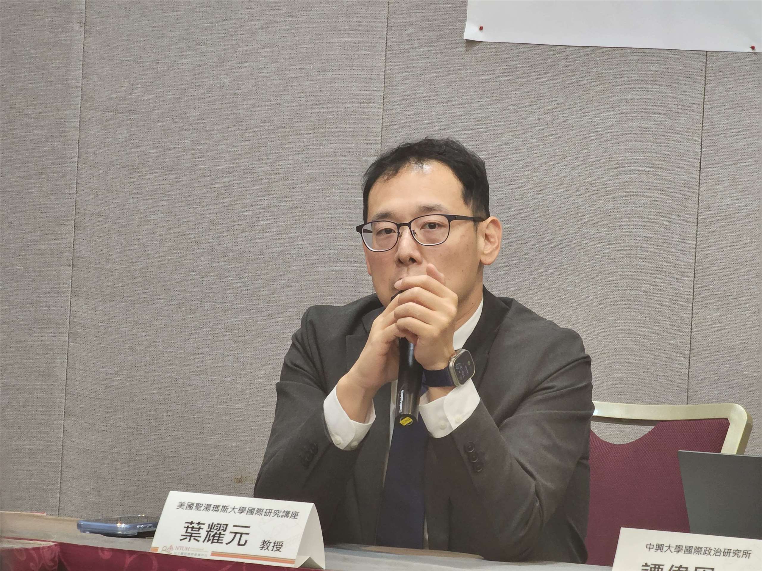 亞洲政經與和平交流協會22日主辦「選戰倒數！中國介選手法與台灣民主防衛」座談會，會中葉耀元指出，中共能介選成功，是因為台灣有人願意拿中國的資源。（廖珉朔攝）