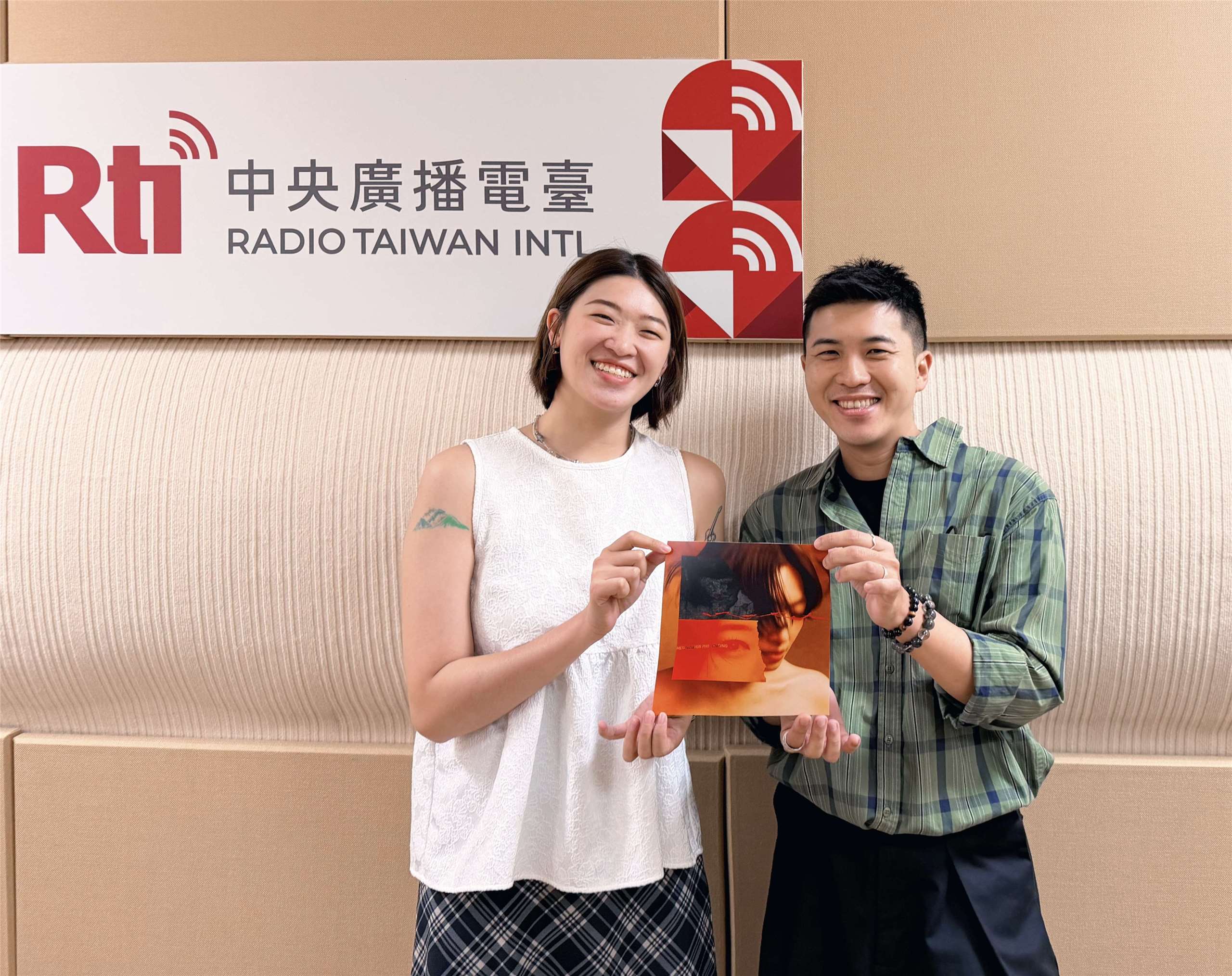 邱淑蟬（左）與內克（右）之合照