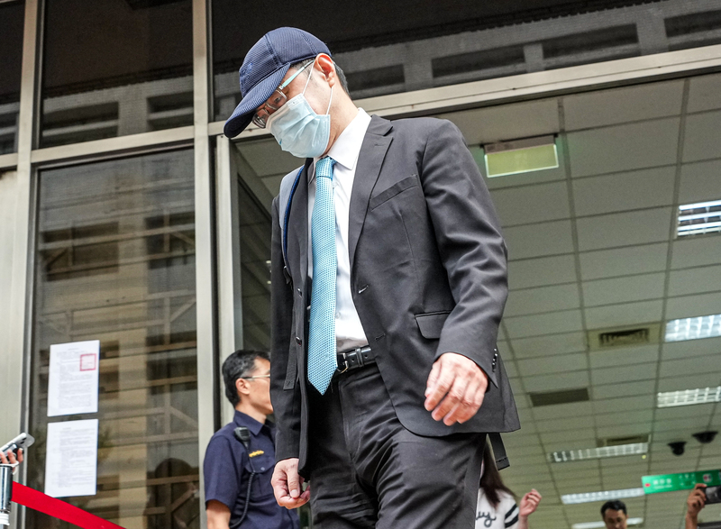 台灣高等法院審理柯文哲政治獻金案，會計師端木正5日出庭，仍表示認罪，但爭執一審量刑。圖為端木正步出法院。資料照。
