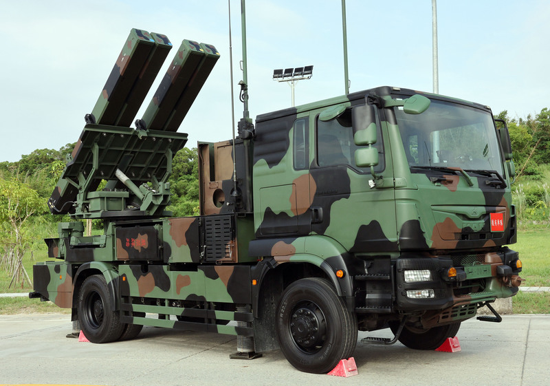 陸軍砲兵訓練指揮部9月22日在湯山營區辦理「海馬士及
短程防空武器裝備陳展」活動，現場陳展陸射劍二飛
彈系統發射車。
中央社記者郭日曉攝　115年9月22日
