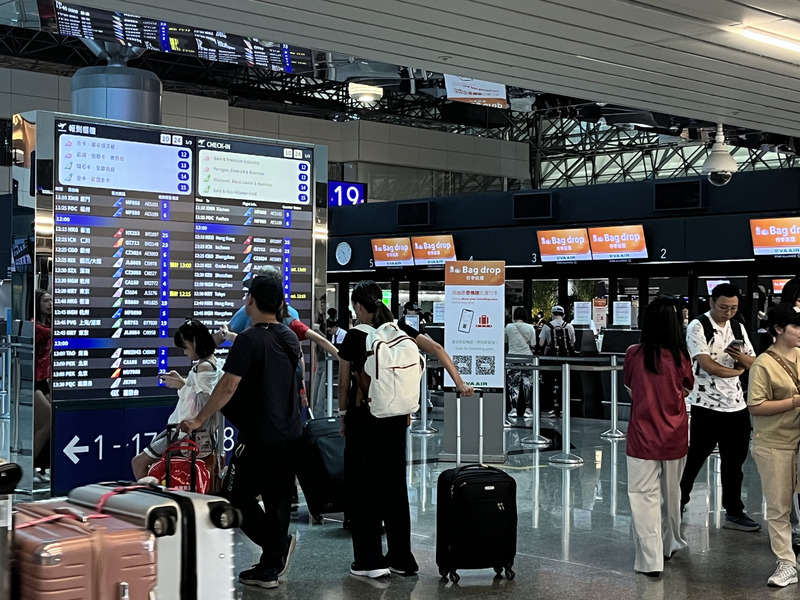 桃園國際機場公司表示，因應連假人潮，建議旅客於航班起飛前3小時辦理報到。資料照。