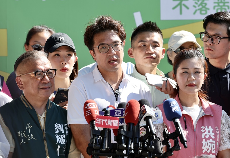關於近期台北市校園食安問題連環爆，民進黨台北市長參選人沈伯洋(前中)1日表示，希望北市府趕快釐清真相，並做好預防措施。