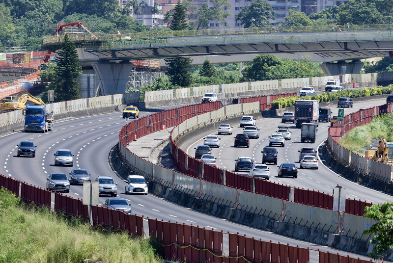 交通部高速公路局表示，預估11日國道交通量為平日年平均1.2倍，其中北向為平日1.3倍，預計11路段容易壅塞，其中國5北向宜蘭至坪林可能連塞11小時。