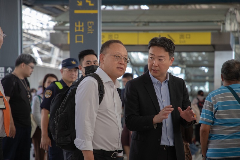 中秋及教師節連假收假日，交通部長陳世凱（右）28日赴高鐵台中站視察時表示，尖峰時段要堅持「安全第一、疏運優先」的原則。
