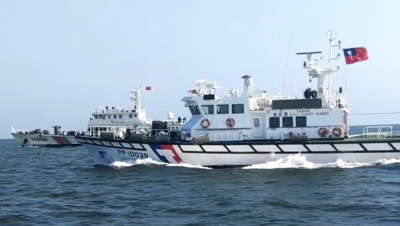 海洋委員會海巡署日前表示，民國114年中國海警船假借「執法巡查」名義穿越金門限制水域計達46次，115年迄今已達35次，從實際航行態樣分析已是「常態騷擾」。
（海洋委員會海巡署提供）
