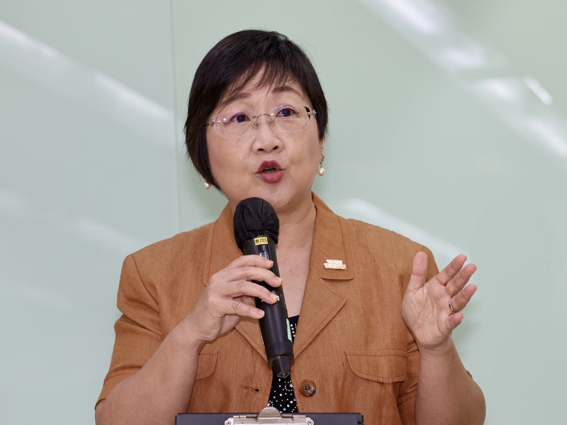 民眾黨團指控僑委會委員長徐佳青攜家人出席年會係「寄生僑委會」，主辦單位溫哥華婦女會對此發表聲明澄清徐佳青當晚係獨自出席。資料照