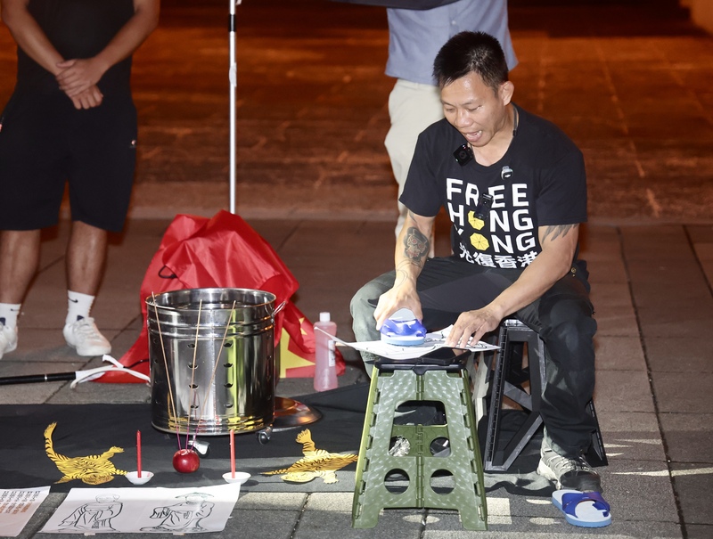 香港邊城青年等民團1日晚間在台北自由廣場舉行「台港連結抵抗極權」活動，主辦單位特別安排香港民間習俗「打小人」，抒發對威權體制的不滿。
