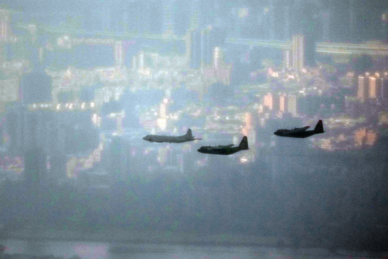 圖為國軍10月2日進行國慶大會空中操演全兵力訓練，空軍第6聯隊1架P-3C反潛機（左）與2架C-130H運輸機組成的慢速機隊進入台北市上空。資料照片。