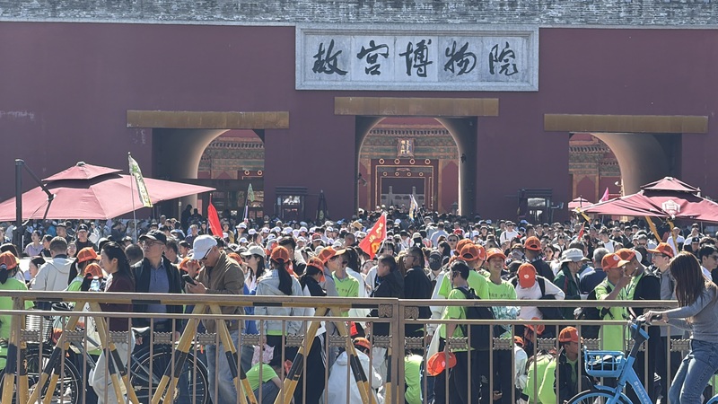 中國正值「十一」長假，北京熱門景點遊客如織。圖為北京故宮博物院前的人潮。