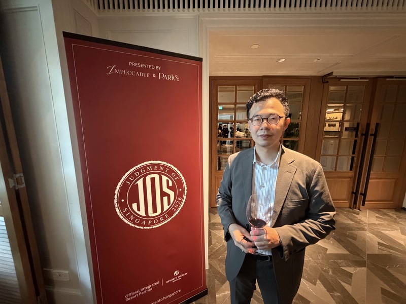 新加坡葡萄酒週系列活動2日展開，來自台灣的國際侍酒師盧楷文擔任評審。