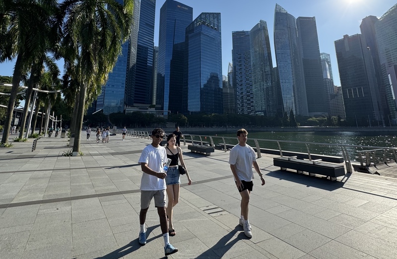 新加坡在面臨持續下滑的生育率之際，當局推出為公務員設計的交友配對平台。圖為民眾結伴步行於新加坡市區。