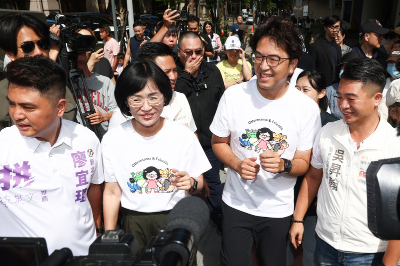 「第7屆瘋北大兒童上街趣」3日在三峽、樹林交界舉行，民進黨新北市長參選人蘇巧慧（前左2）、台北市長參選人沈伯洋（前右2）一同出席，兩人組成「洋流慧聚」連線合體亮相，營造雙北共好氛圍。