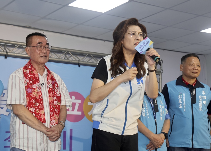 國民黨主席鄭麗文（左2）3日出席黨籍新北市長參選人李四川（左）的客家後援會成立大會，拜託客家鄉親為李四川拉票。