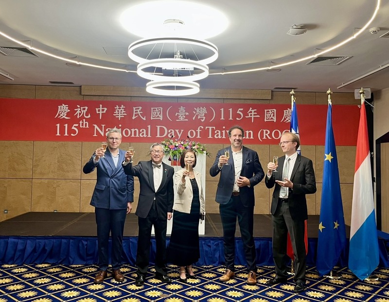 駐歐盟兼駐比利時代表處2日晚間在盧森堡舉辦國慶酒會，由駐歐盟兼駐比利時代表謝志偉（左2）主
持，盧森堡國會議員克里門（Sven Clement）（左1）、葛萊斯（Paul Galles）（右2）與盧華友協會長柏
納（Yves Berna）（右1）發言挺台。