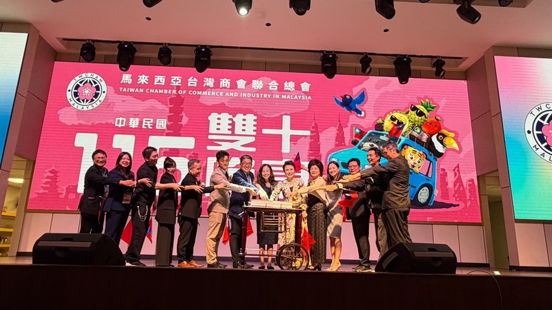 馬來西亞台灣商會聯合總會3日晚間在檳城舉行中華民國115年國慶晚宴，與會貴賓共同切生日蛋糕，提前慶祝雙十國慶。（馬來西亞台灣商會聯合總會提供）