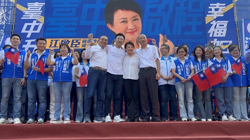國民黨台中市長參選人江啟臣（前左2）競選總部4日成立，號稱禿子、漢子、燕子的立法院長韓國瑜（前右）、新北市長侯友宜（前左）、台中市長盧秀燕（前右2）「3子合體」團抱江啟臣力挺。