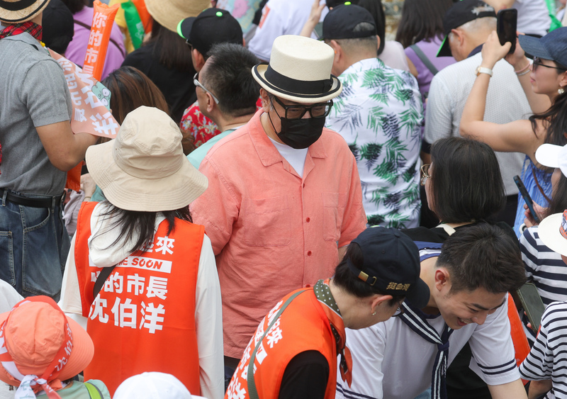 民進黨台北市長參選人沈伯洋日前競選總部成立大會，藝人蔡康永(中)現身會場。