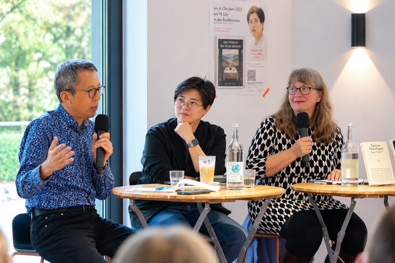 國際布克獎得主楊双子（中）受德台協會邀請，4日在柏林「書香食堂」舉行「臺灣漫遊錄」德文版朗讀
活動，資深駐德記者林育立（左）擔任中德文口譯。
