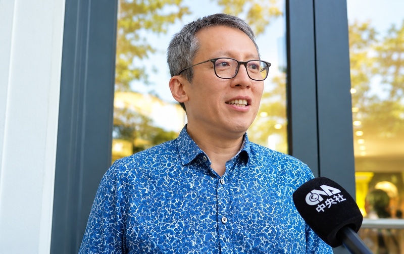 資深記者林育立4日在柏林接受中央社訪問表示，口譯與駐外記者工作類似，需在不同文化間搭建橋梁，面對台灣複雜的歷史、族群與認同議題，除了語言表達能力，也須做好文化轉譯。