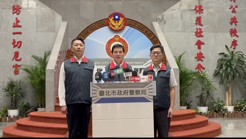 針對搜索同志酒吧引發執法過當爭議，台北市警察局5日召開記者會，市警局長林炎田（中）表示，本案依法執行搜索，但確實有4名員警言詞不當，各申誡2次；萬華分局長陳勇華（右）等人連帶處分。左為北市警局督察長劉炯炫。（台北市警察局提供）