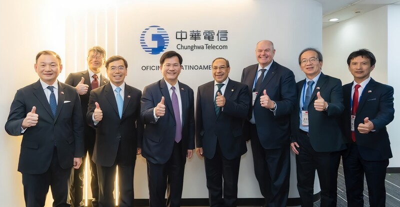 中華電信全球瓜地馬拉分公司開幕剪綵，圖為外交部拉丁美洲及加勒比海司司長韓志正（左1）、中華電信全球瓜地馬拉分公司拉美區經理張簡維仁（左2）、外交部國經司司長葉志誠（左3）、外交部長林佳龍（左4）、中華電信全球股份有限公司董事長周宗邰（右2）、中華電信國際分公司副總經理白明正（右1）等人出席活動。
（中華電提供）