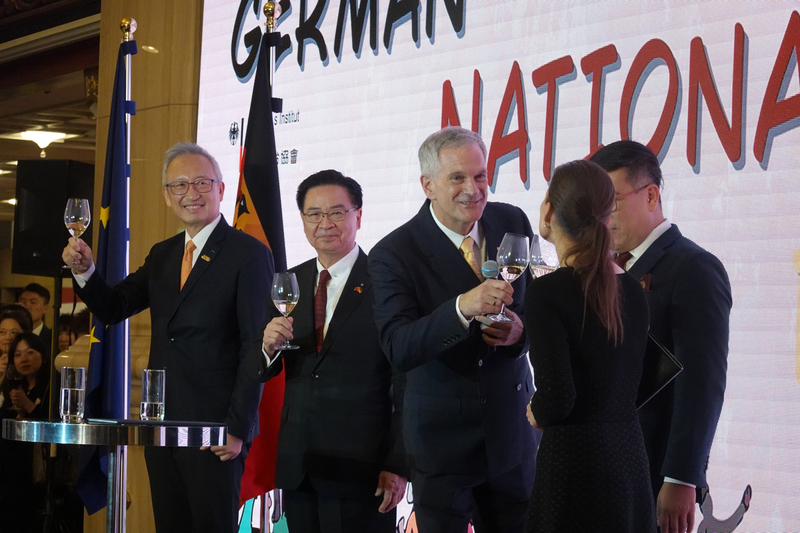 德國在台協會5日舉辦「德國統一紀念日酒會」，由德國駐台代表狄嘉信（Karsten Tietz，右3）主持，國安會秘書長吳釗燮（左2）、外交部次長吳志中（左1）出席。
