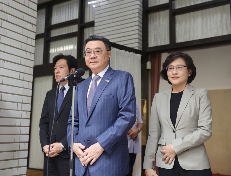 行政院長卓榮泰(前中)13日赴立法院備詢前表示，賴清德總統在國慶大會談話提及台灣這座「山巔之城」不會因為沒有分歧才發光，而是即使意見不同仍尊重彼此、相信制度，更願意共同守護國家。
