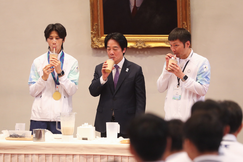 賴清德總統（中）6日在總統府接見我國參加「2026年第20屆愛知名古屋亞洲運動會」代表團，親手製作高蛋白珍珠奶茶，與運動部長李洋（右）、拳擊金牌選手林郁婷（左）一同品嚐。